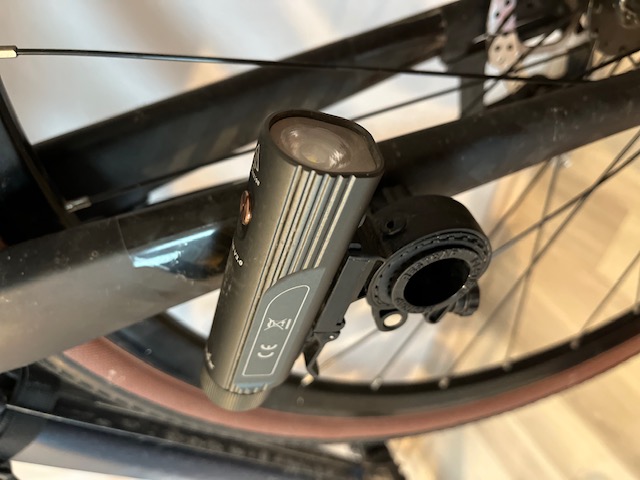 Fenix BC21R v3 sur la fourche de vélo.