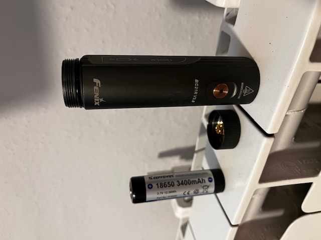 Fenix BC21R v3 et sa batterie de 3400 mAh.