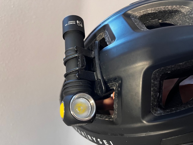Armytek Wizard C2 Pro sur mon casque